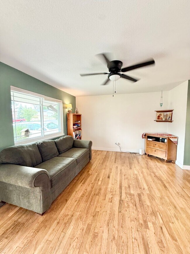 Building Photo - Renovated home on Yosemite for rent!