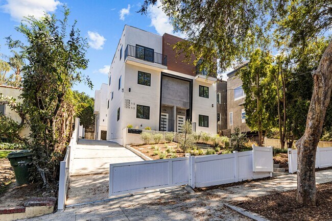 Building Photo - 1376 Edgecliffe Dr