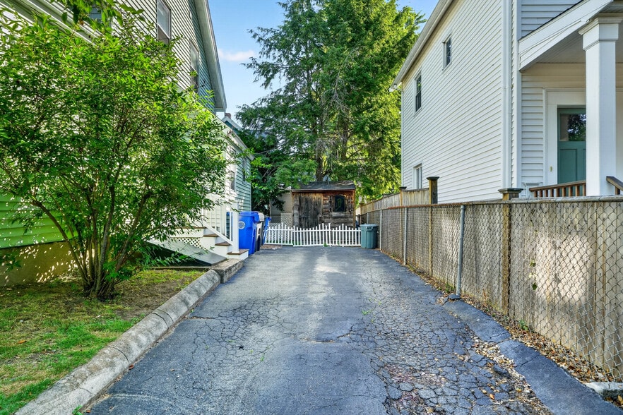 Building Photo - 53 Henderson St