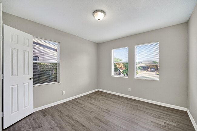 Building Photo - 4909 Holloway Dr
