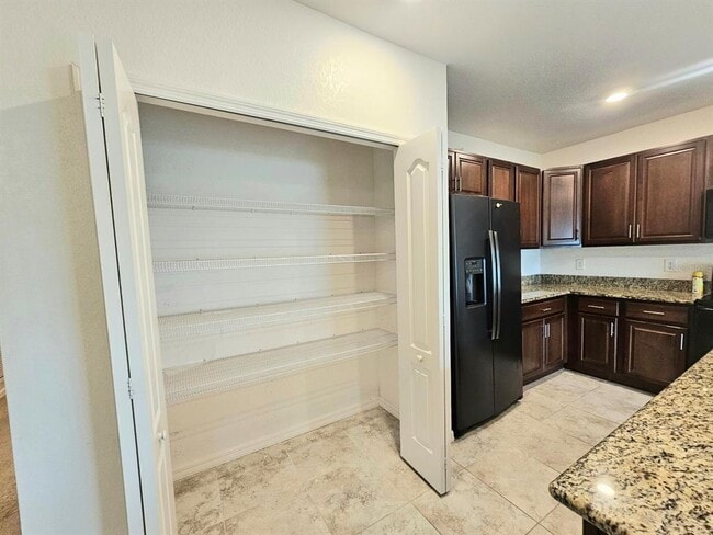 Building Photo - 3050 Beacon Dr
