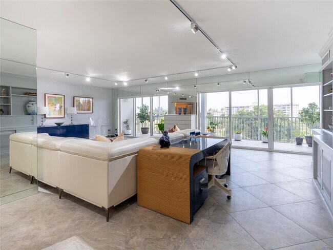 Building Photo - 2850 N Palm Aire Dr