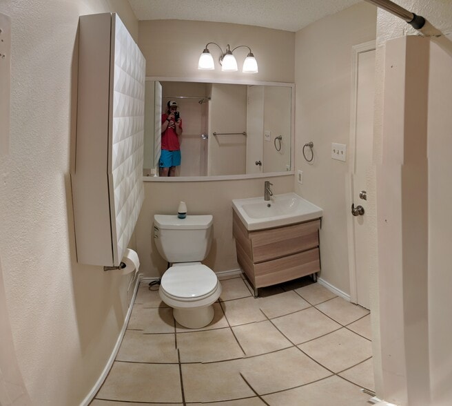 Guest Bathroom - 906 King Albert St