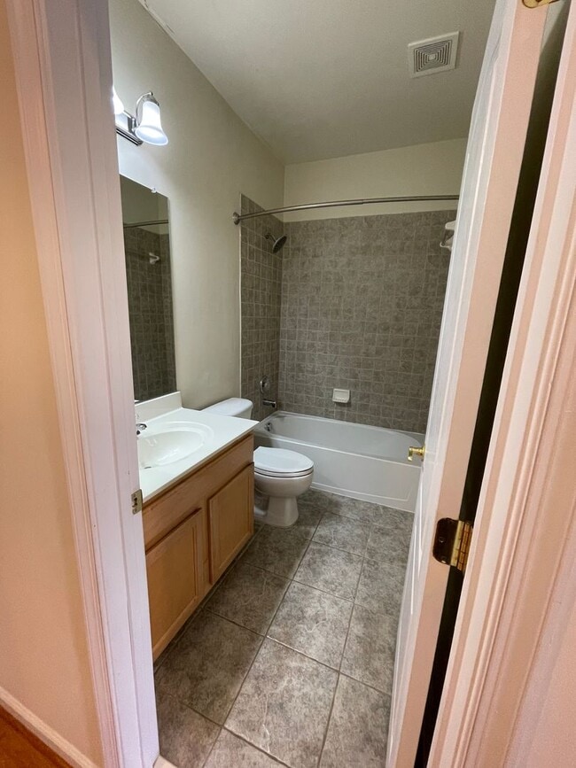 Building Photo - Stunning Light-Filled 3 Bed 2/2 Bath Townhome In Sought After Brambleton