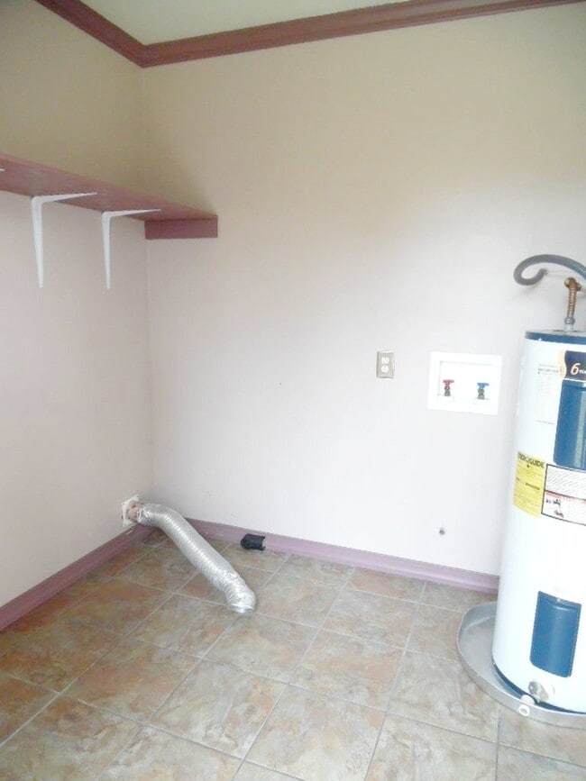 Building Photo - Great Curb Appeal, Location, and Price!