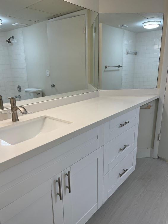 Building Photo - 2811 N Oakland Forest Dr