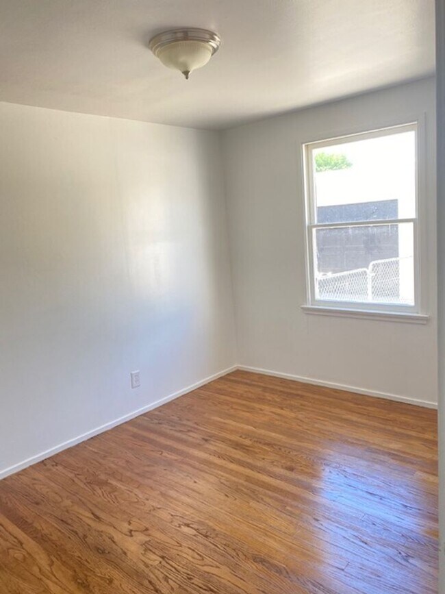 Building Photo - Home w/ Detached Garage For Rent!