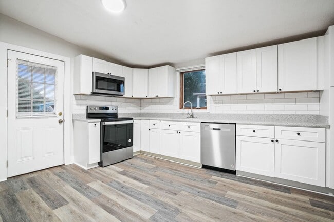 Building Photo - Beautiful Home with Large Two-Car Garage -...