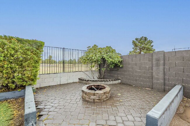 Building Photo - 841 N Hillridge
