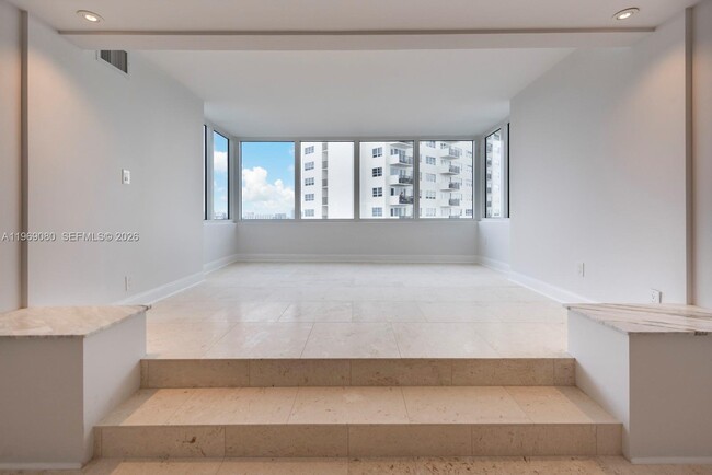 Building Photo - 333 Sunset Dr