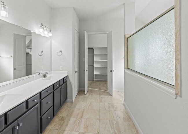 Building Photo - Modern updates and amenities but feels like home!