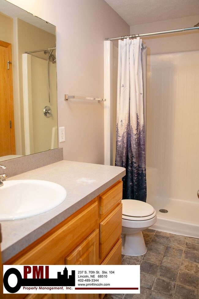 Building Photo - 3 Bedroom and 3 Bathroom Duplex. Available...