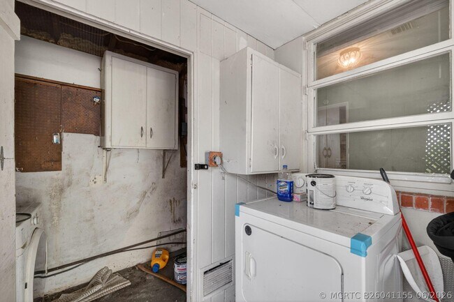 Building Photo - 841 SW 18th Ct