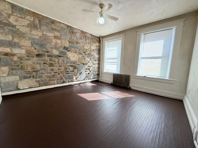 Building Photo - 745 E Market St