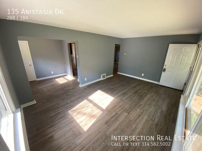 Building Photo - 135 Anistasia Dr