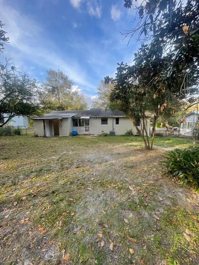 Building Photo - 2 Bed 1 Bath Home | Carport | Pet Friendly with Fenced Yard | Washer Dryer Hook Ups | Section 8 W...