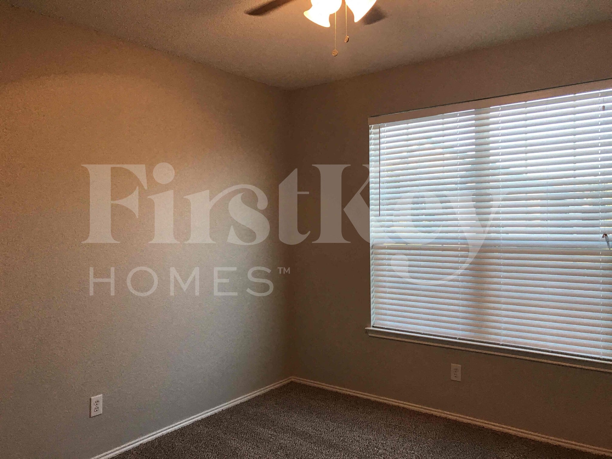 Building Photo - 429 W Clover Park Dr