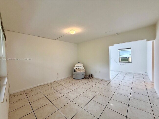Building Photo - 424 NE 64th St
