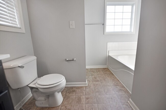 Building Photo - Pet Friendly Four Bedroom!