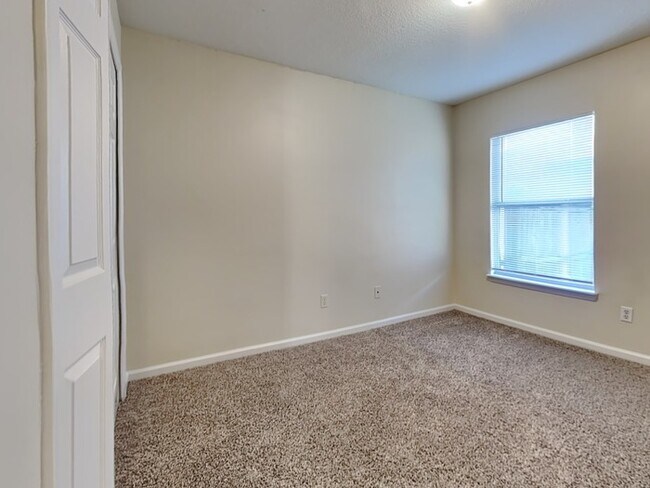 Building Photo - Spacious 4/2 with Fenced Yard