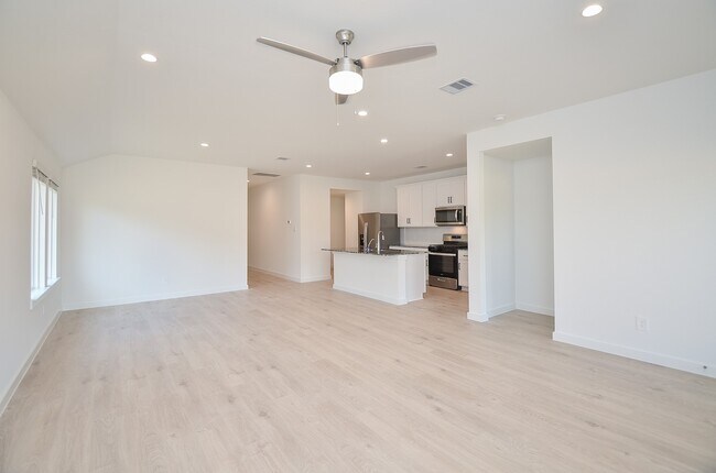 Building Photo - 7831 Sanremo Dr