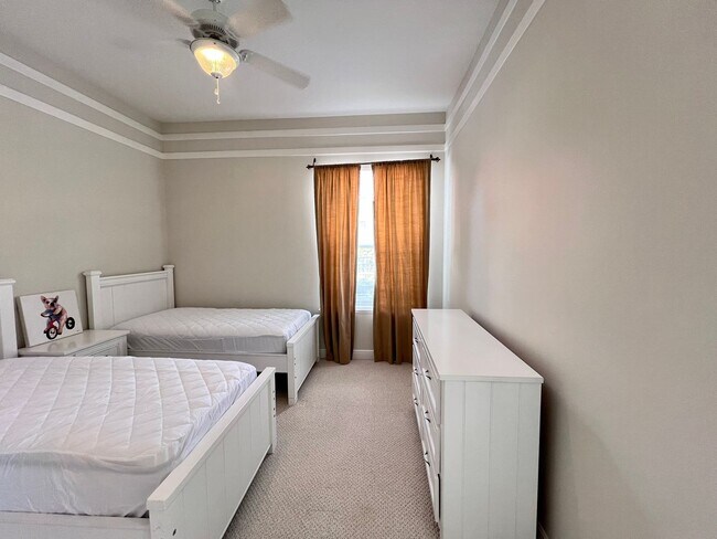 Building Photo - GORGEOUS SINGLE FAMILY HOME - PROPERTY  FU...