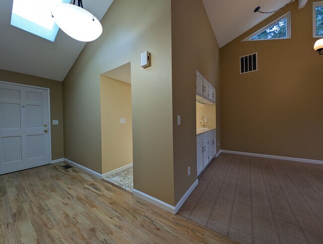 Building Photo - Hidden Gem in Southworth. Minutes from Waterfront & Ferry Terminal. Available NOW!