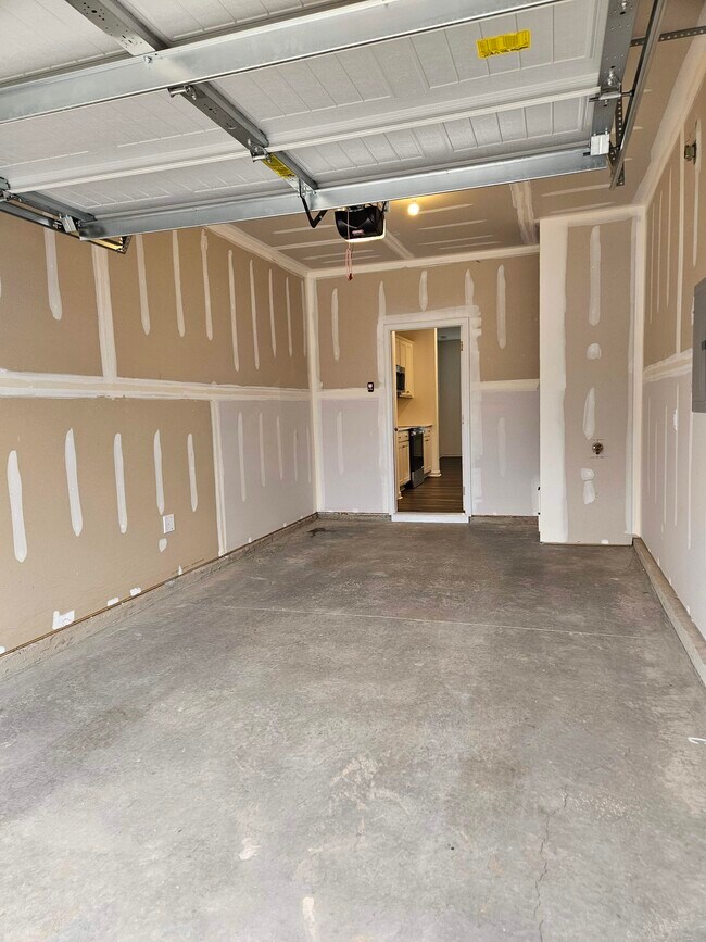 Building Photo - 868 Pilot St