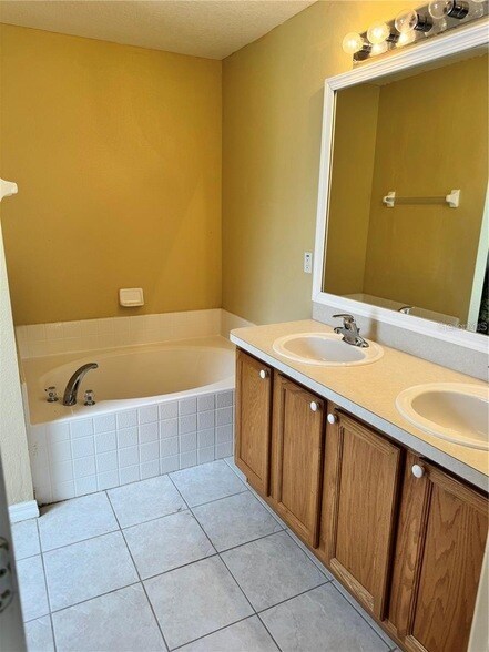 Building Photo - 15 Prattwood Ln