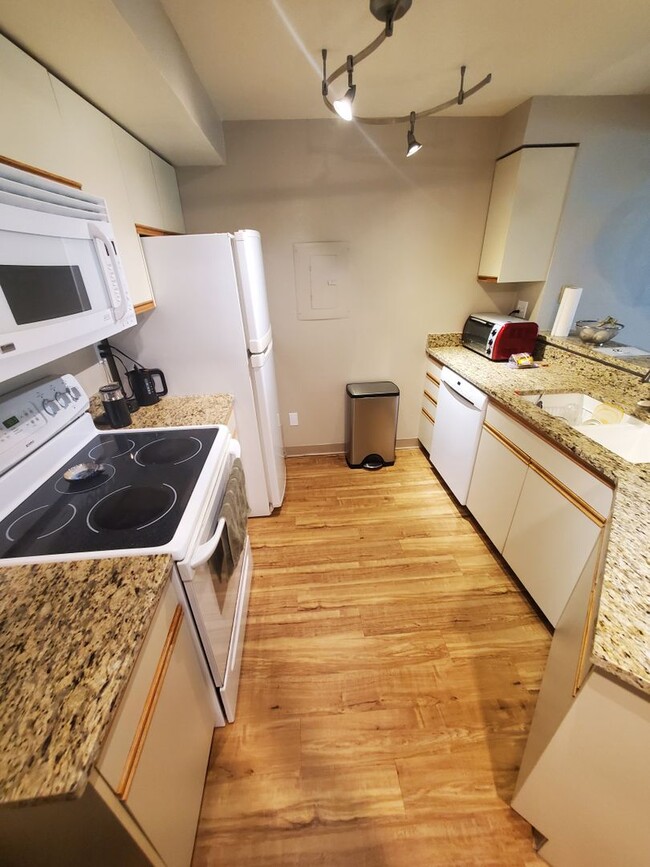 Building Photo - 2B/2B Updated Condo with Loft in the Seaso...