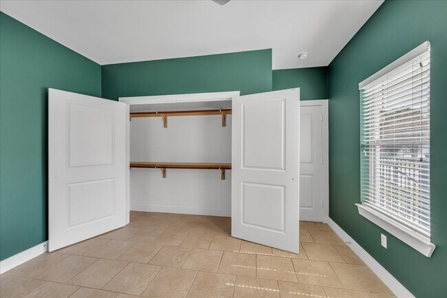 Building Photo - 1715 W 24th St