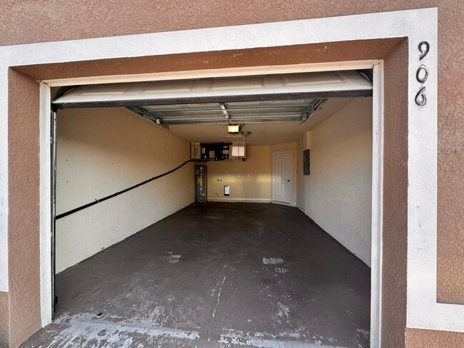 Building Photo - 906 SE 12th Terrace