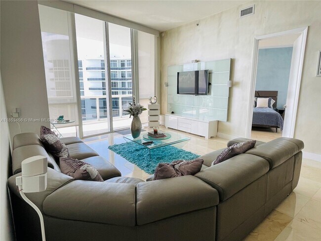 Building Photo - 16001 Collins Ave