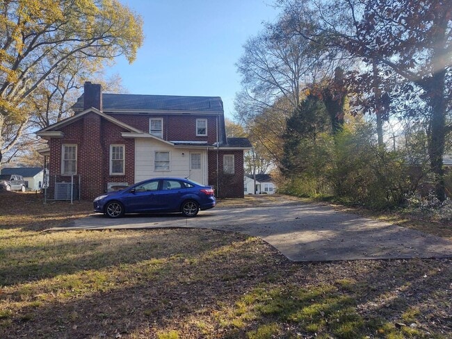 Building Photo - 4 bedroom 2 bathroom house available!   Freshly Painted-New Flooring