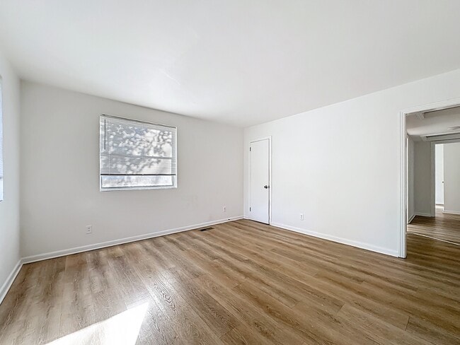 Building Photo - 5330 Quan Dr