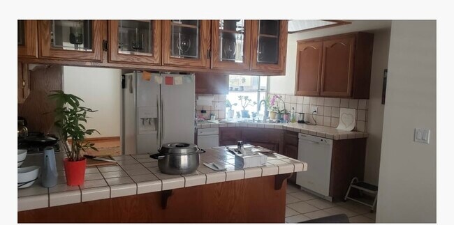 Furnished Shared Kitchen - 2213 Dufour Ave