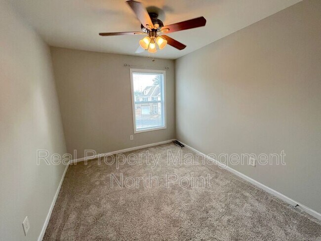 Building Photo - 2048 Lakeshore Overlook Dr