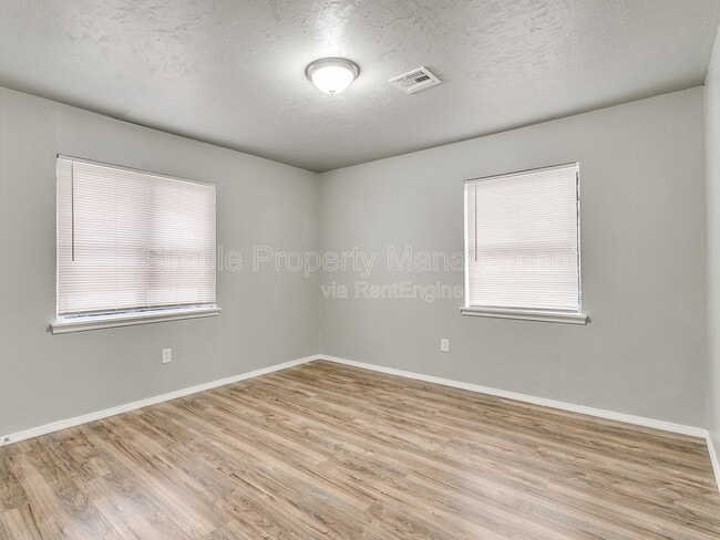 Building Photo - 409 E Hill Dr