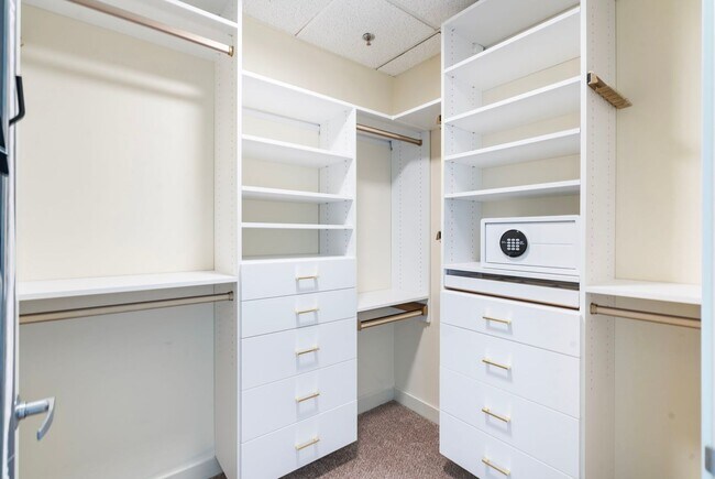 Building Photo - Park Place - 1 bed/1.5 bath/bonus room - Pearl District Condo w/NEW paint/bedroom carpet/parking/...
