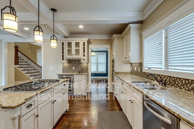 Building Photo - 210 38th Ave N