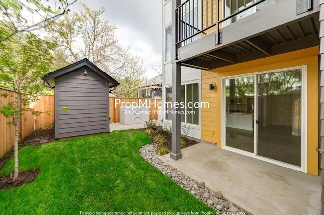 Building Photo - Modern Two Bedroom Unit with Fenced Yard!