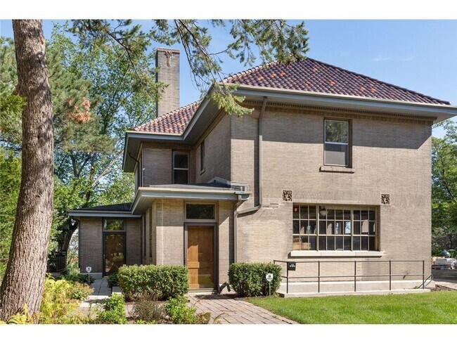 Primary Photo - 1720 Mt Curve Ave