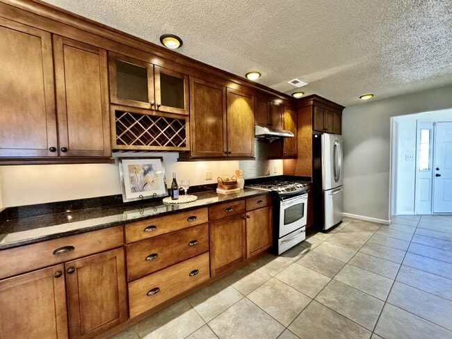 Building Photo - Available 08-08-25 in Cedar Crossing! A Pe...