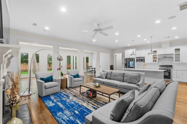 Building Photo - 6404 Community Dr