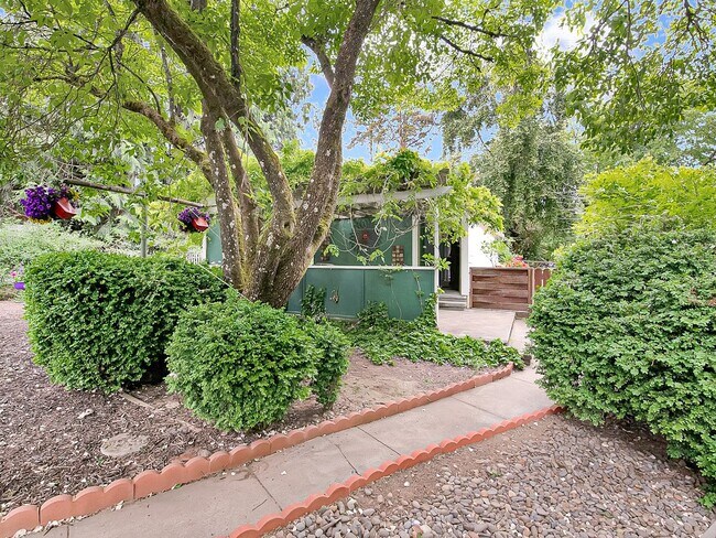 Building Photo - Amazing vintage 2-bdrm/2-bath Cully home—Giant garden, detached art studio, great location