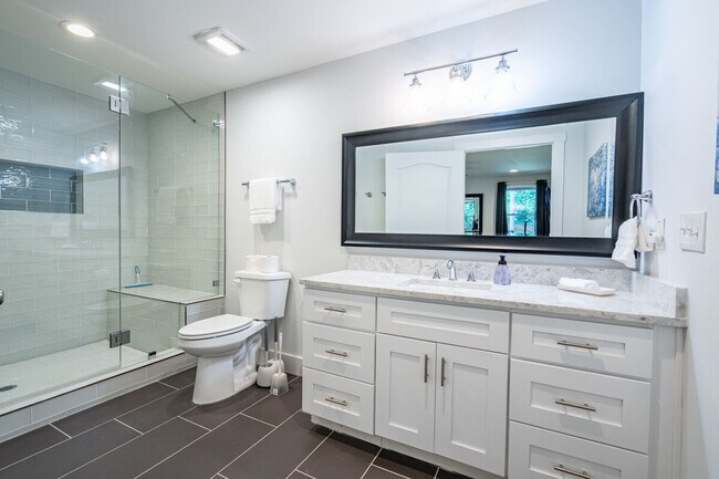 Building Photo - 2617 Caladium Dr NE