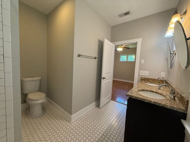 Building Photo - For Rent - Beautiful South Nashville House