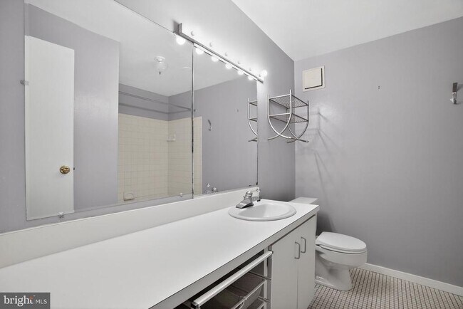 Building Photo - 408 Vine St