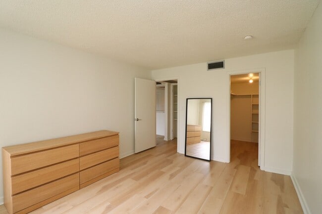 Building Photo - 618 Orange Dr