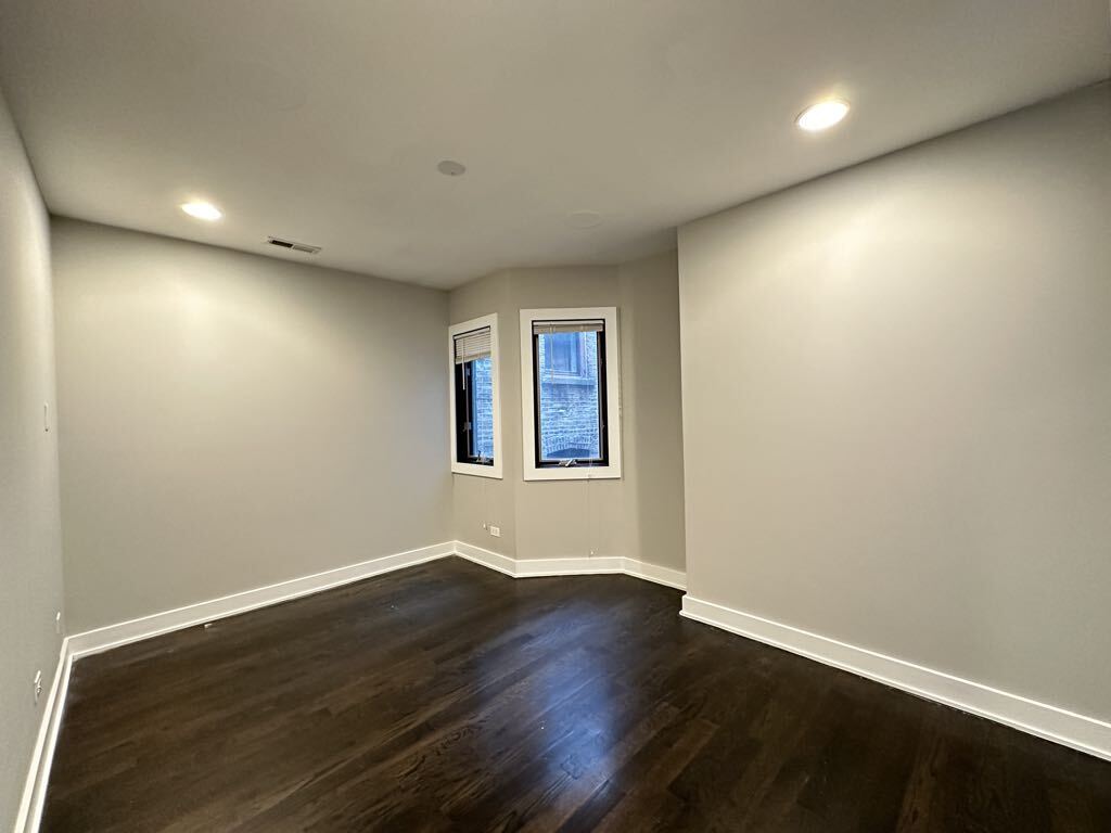 Building Photo - 907 N Damen Ave